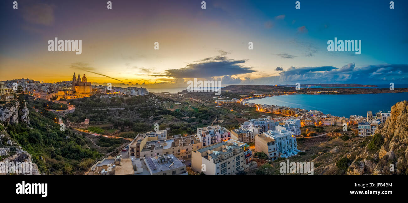 Il-Mellieha, Malta - hermosas vistas panorámicas de la ciudad de Mellieha al atardecer con París, Iglesia y Mellieha Beach al fondo con el cielo azul y Foto de stock