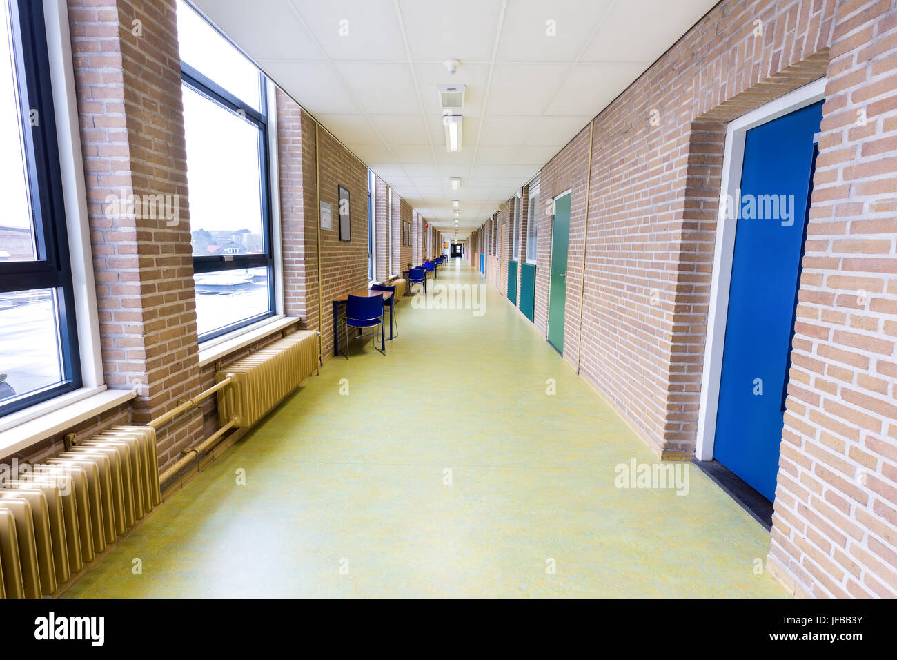 Largo pasillo vacío en el edificio de la escuela secundaria Foto de stock