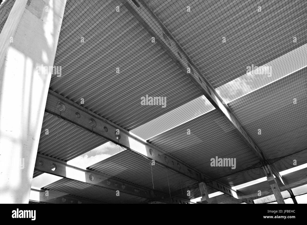 La nueva nave industrial en blanco y negro Fotografía de stock Alamy