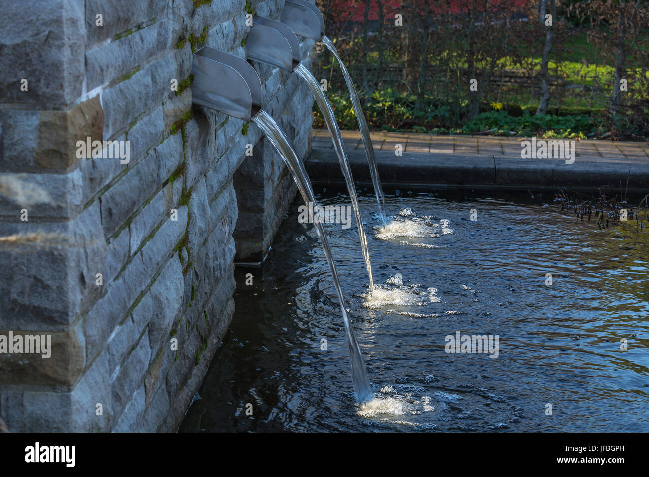 Suministro de agua para un estanque de jardín. Foto de stock