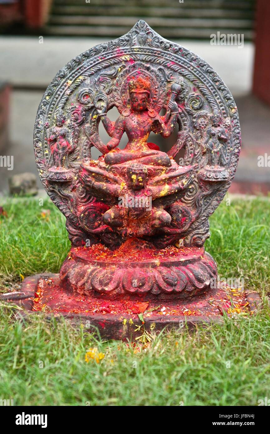 Cerca de una estatua hindú. Foto de stock