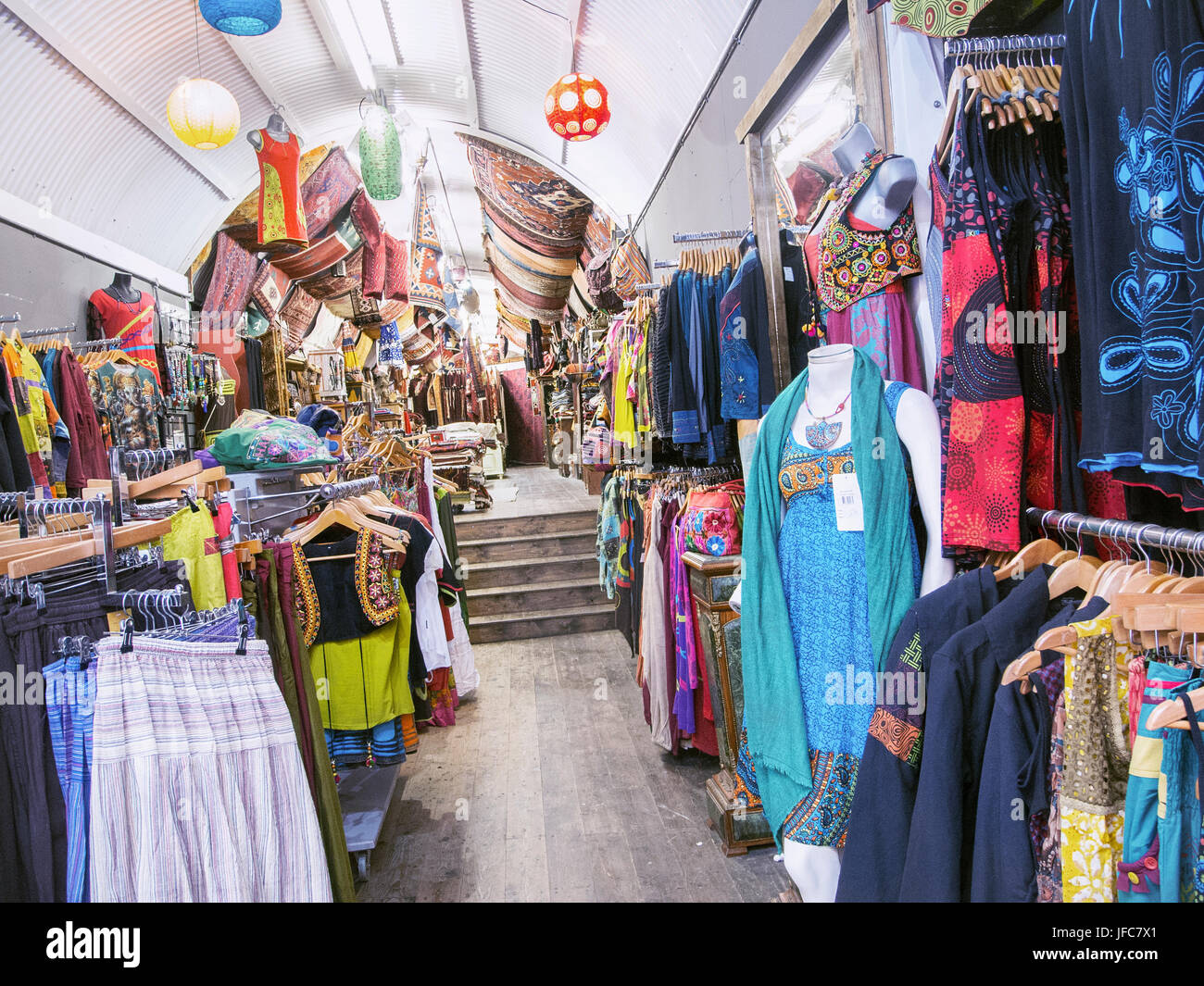 Hippie clothing store fotografías e imágenes de alta resolución - Alamy