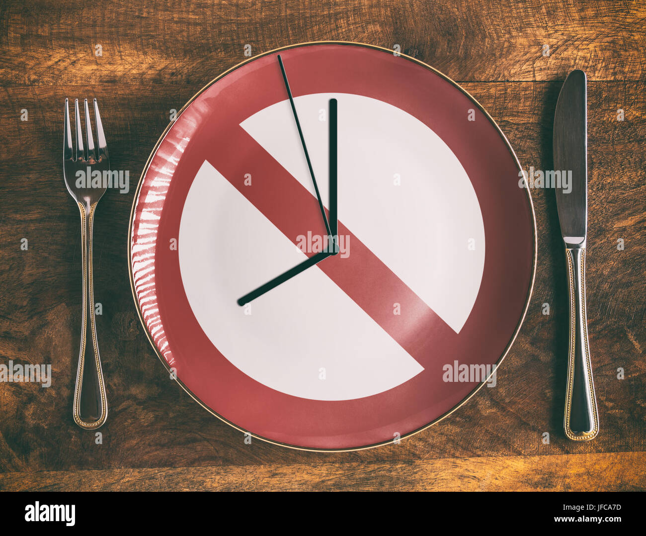 Saltarse el desayuno concepto con ningún símbolo y reloj en la placa Foto de stock
