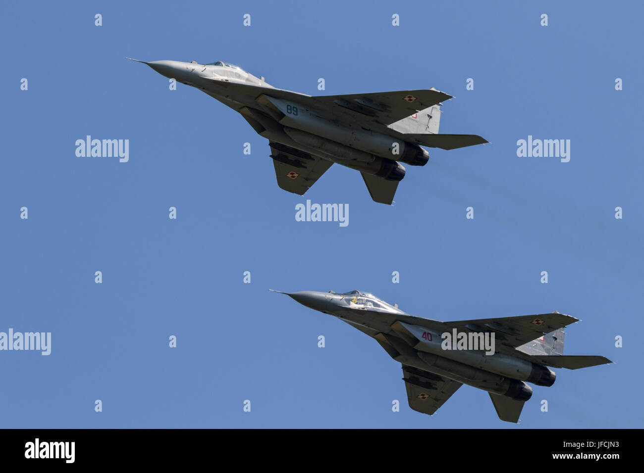 Florennes, Bélgica - 15 jun, 2017: dos polacos de la fuerza aérea de aviones de combate MIG-29 Fulcrum sobrevolar la base aérea florennes. Foto de stock