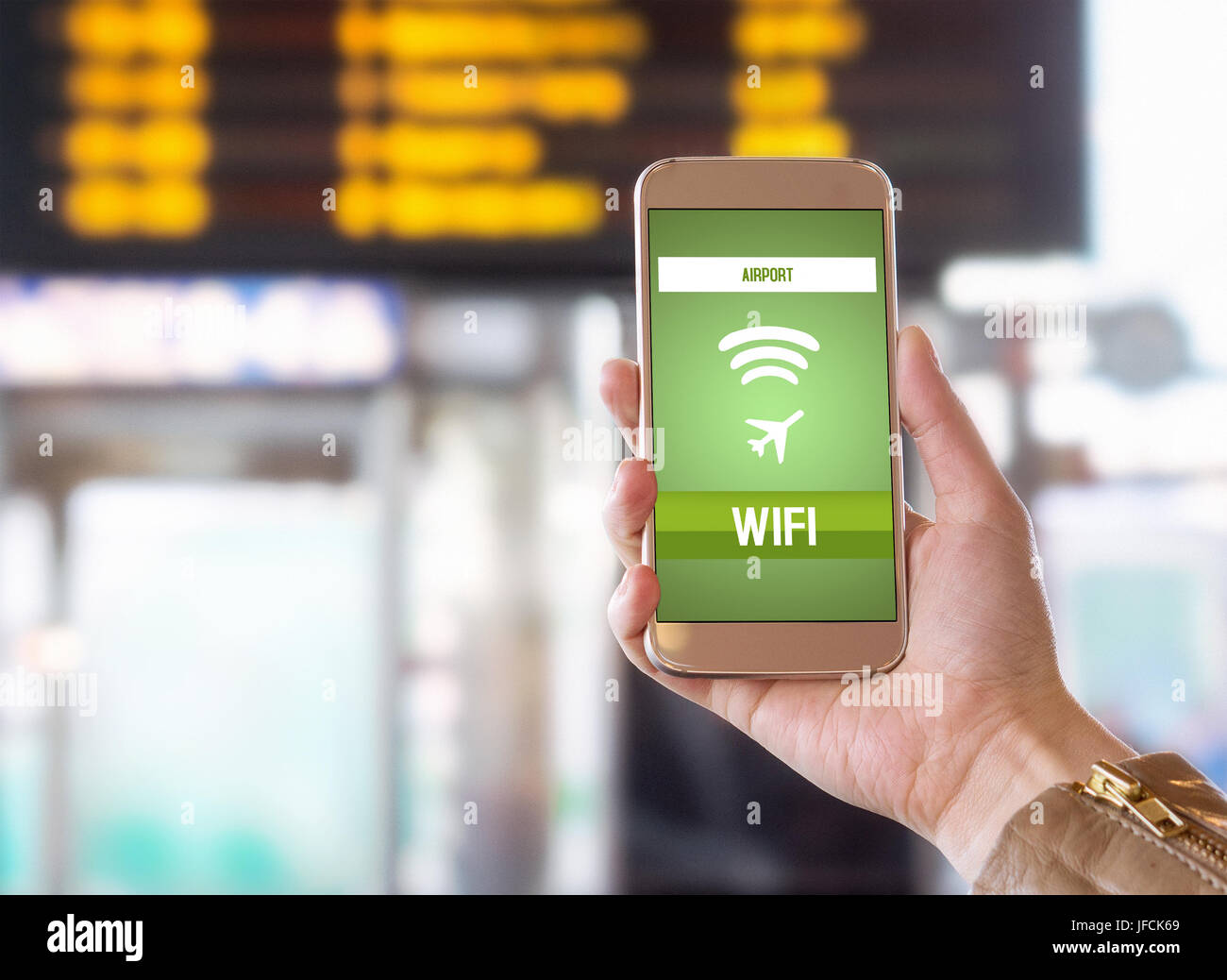 Aeropuerto wifi. Conexión inalámbrica a internet gratuita en el terminal. Navegación web y va en línea antes del vuelo. Teléfono inteligente mujer sosteniendo en la mano. Foto de stock