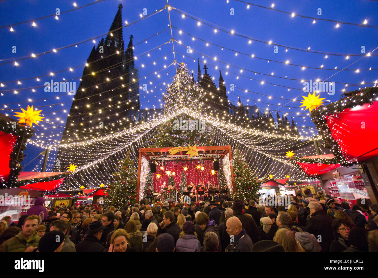 Colonia, Alemania - 23 de diciembre: la gente disfruta el mercado de  Navidad en frente de la catedral de Colonia, el 23 de diciembre de 2012 en  Colonia, Alemania Fotografía de stock - Alamy
