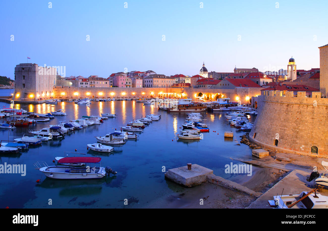 Vista nocturna de Puerto Viejo en Dubrovnik, Croacia Foto de stock