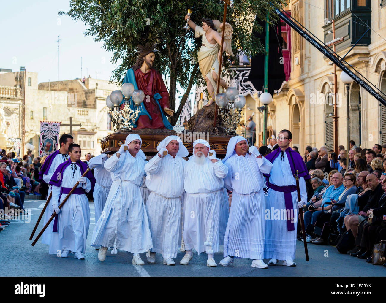 Los habitantes de la ciudad de Zejtun / Malta tuvo su tradicional procesión del Viernes santo / religioso iglesia desfilan delante de su iglesia Foto de stock