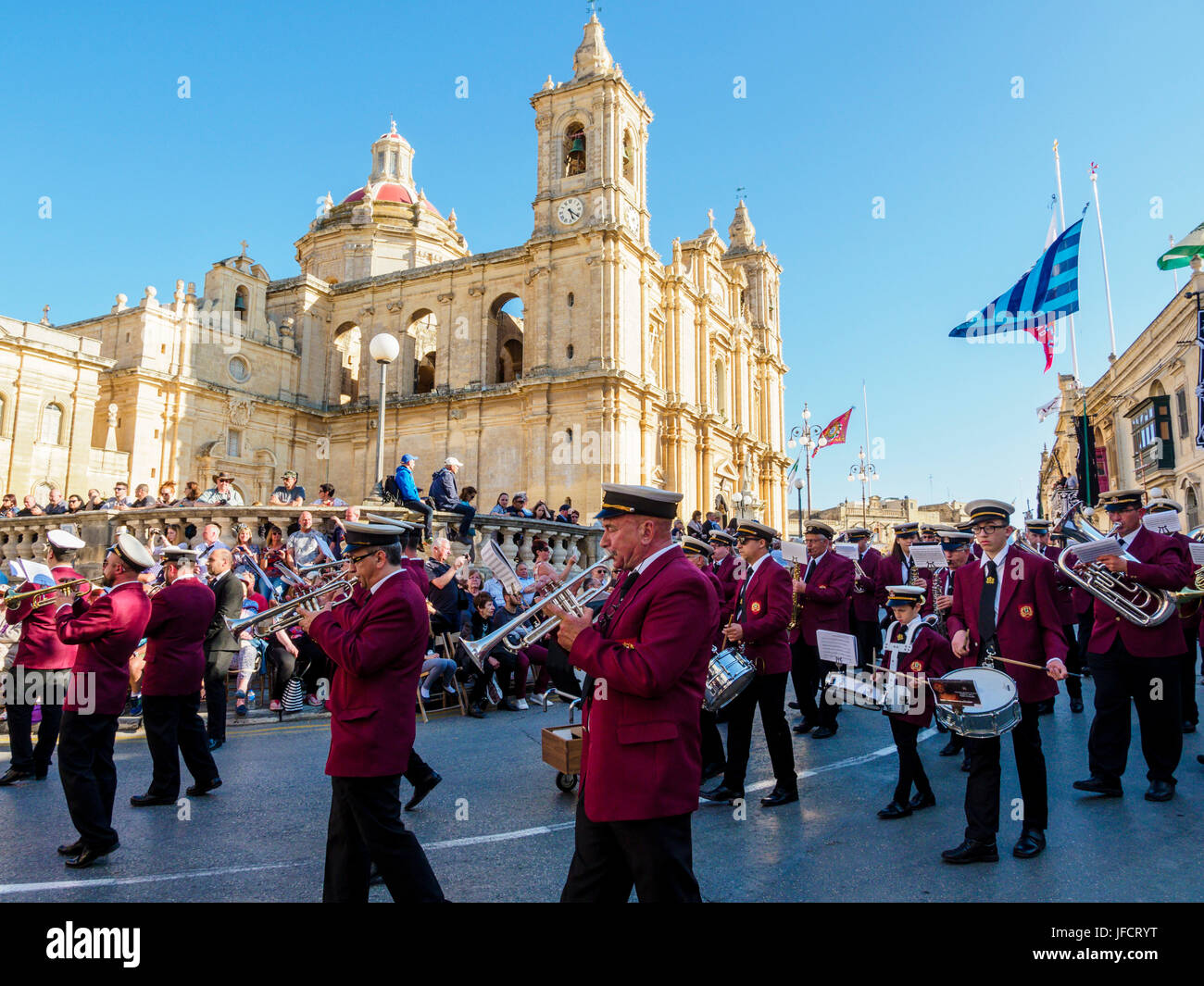 Los habitantes de la ciudad de Zejtun / Malta tuvo su tradicional procesión del Viernes santo / religioso iglesia desfilan delante de su iglesia Foto de stock