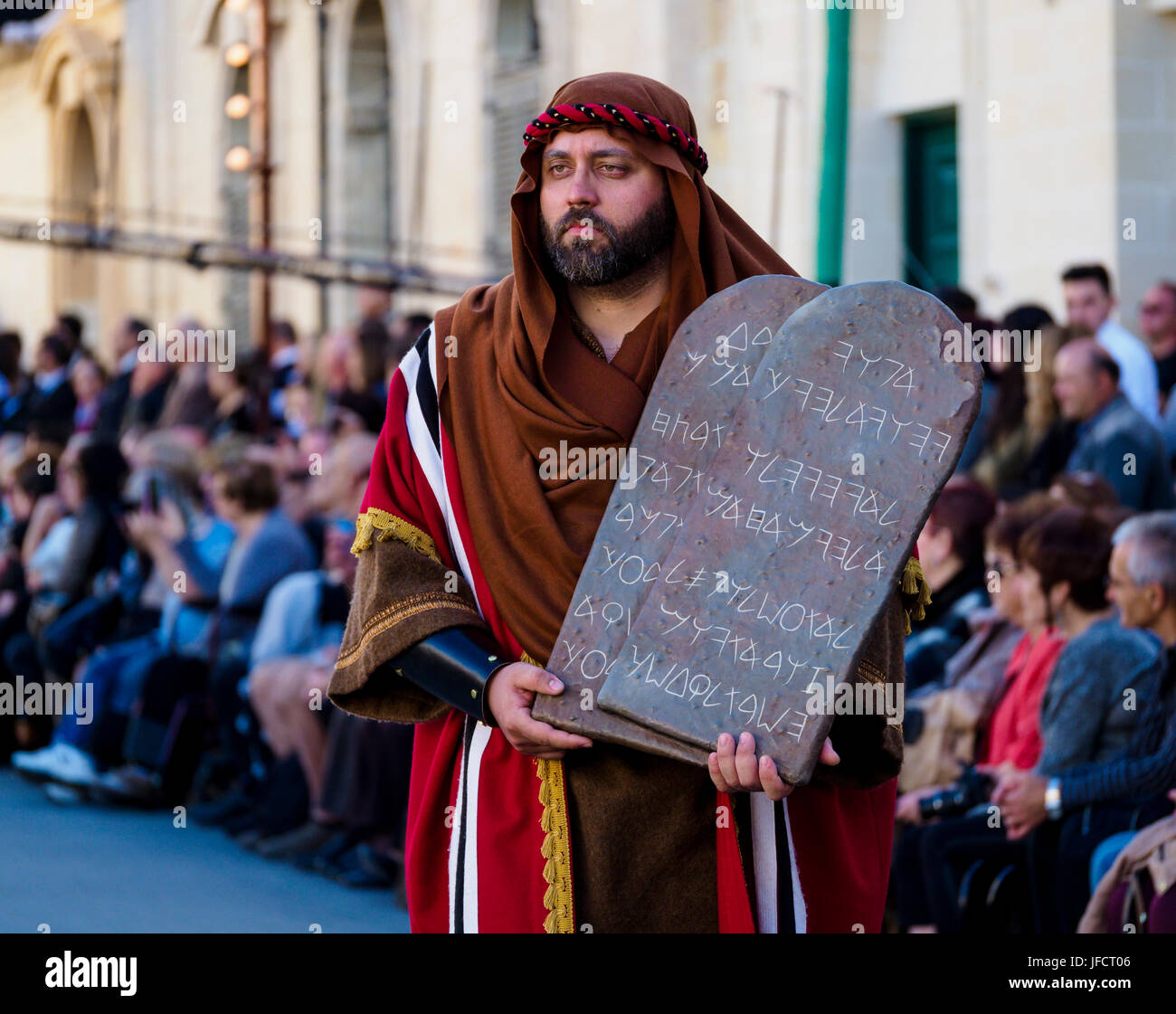 Los habitantes de la ciudad de Zejtun / Malta tuvo su tradicional procesión del Viernes santo / religioso iglesia desfilan delante de su iglesia Foto de stock