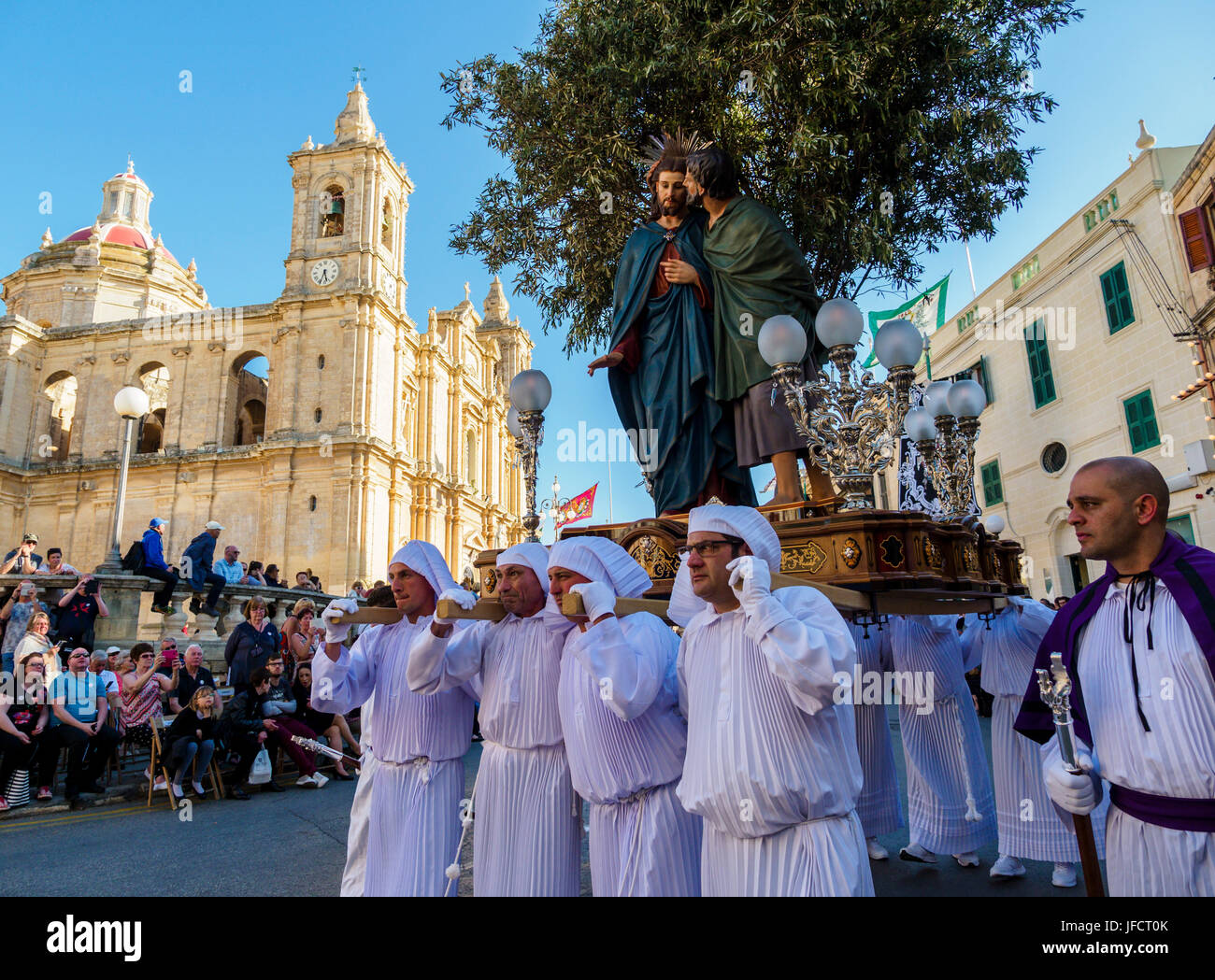 Los habitantes de la ciudad de Zejtun / Malta tuvo su tradicional procesión del Viernes santo / religioso iglesia desfilan delante de su iglesia Foto de stock