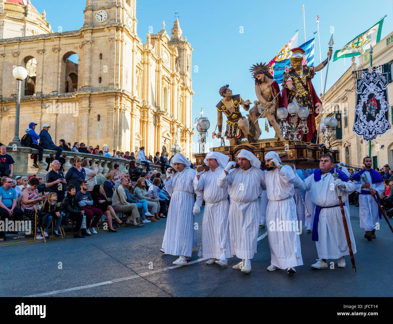 Los habitantes de la ciudad de Zejtun / Malta tuvo su tradicional procesión del Viernes santo / religioso iglesia desfilan delante de su iglesia Foto de stock