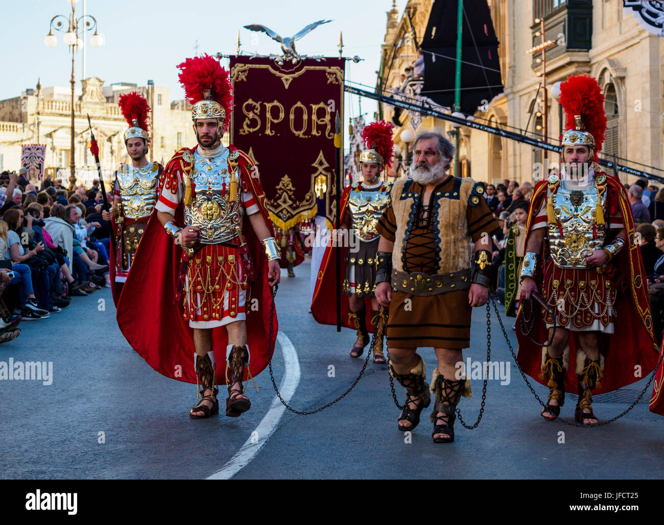 Habitantes de Zejtun / Malta tuvo su tradicional procesión del Viernes santo en frente de su iglesia, algunos de ellos vestidos como legionarios romanos Foto de stock