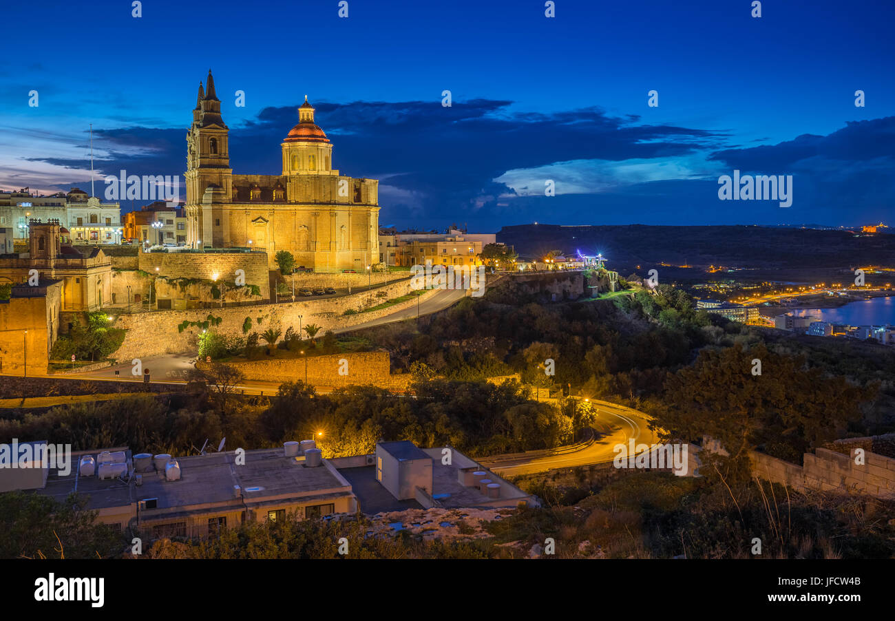 Il-Mellieha, Malta - La Iglesia Parroquial de Mellieha Hora azul Foto de stock
