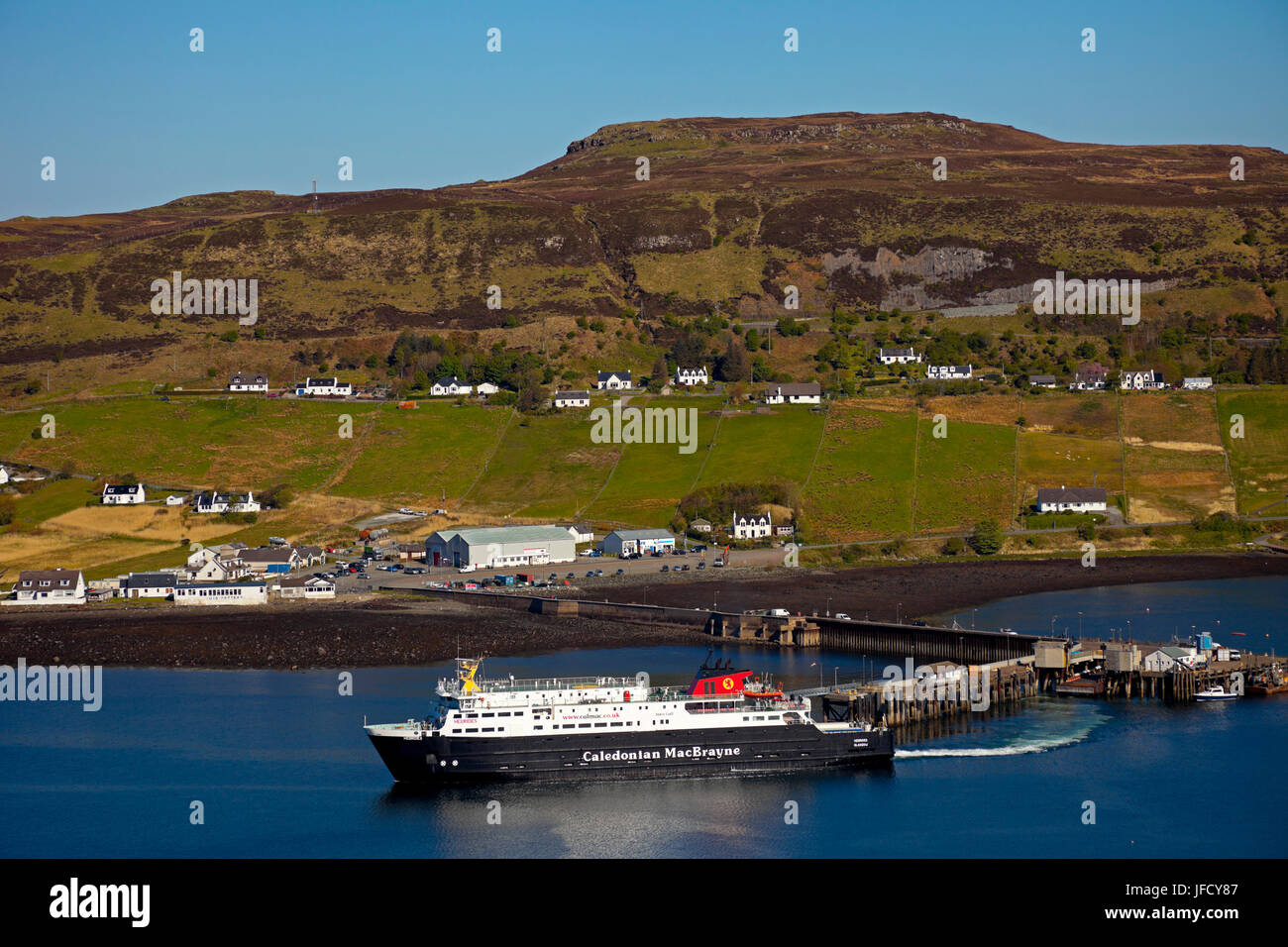 Caledonian MacBrayne dejando ferry Uig Harbour, Isla de Skye, Escocia Foto de stock