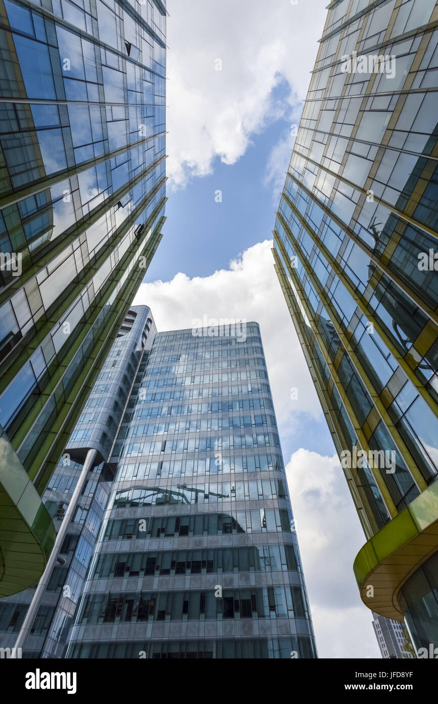 Hacia arriba, la vista de los modernos edificios de vidrio Foto de stock