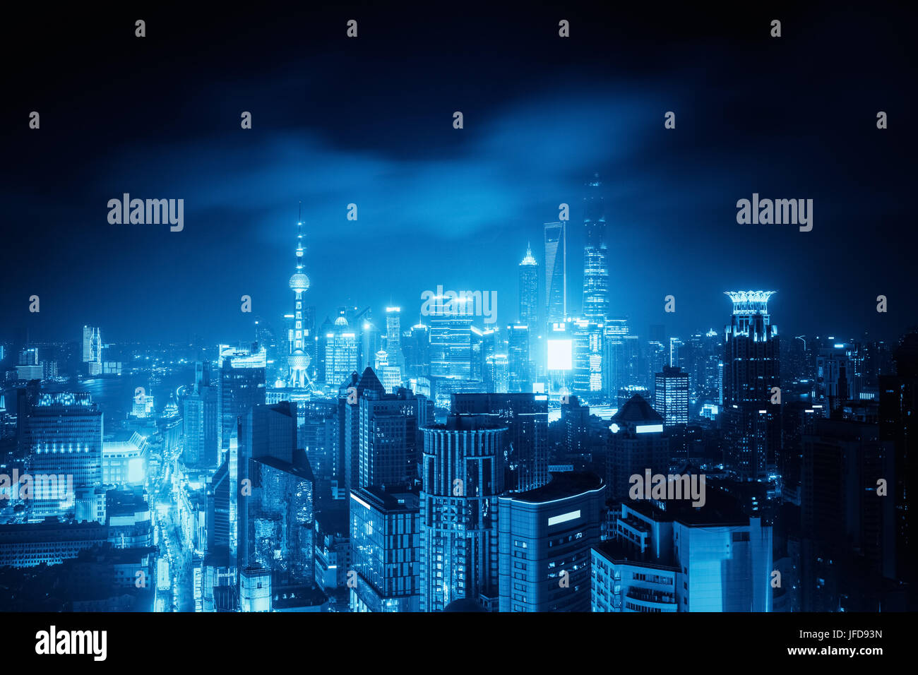 Shanghai de noche con tono azul Foto de stock