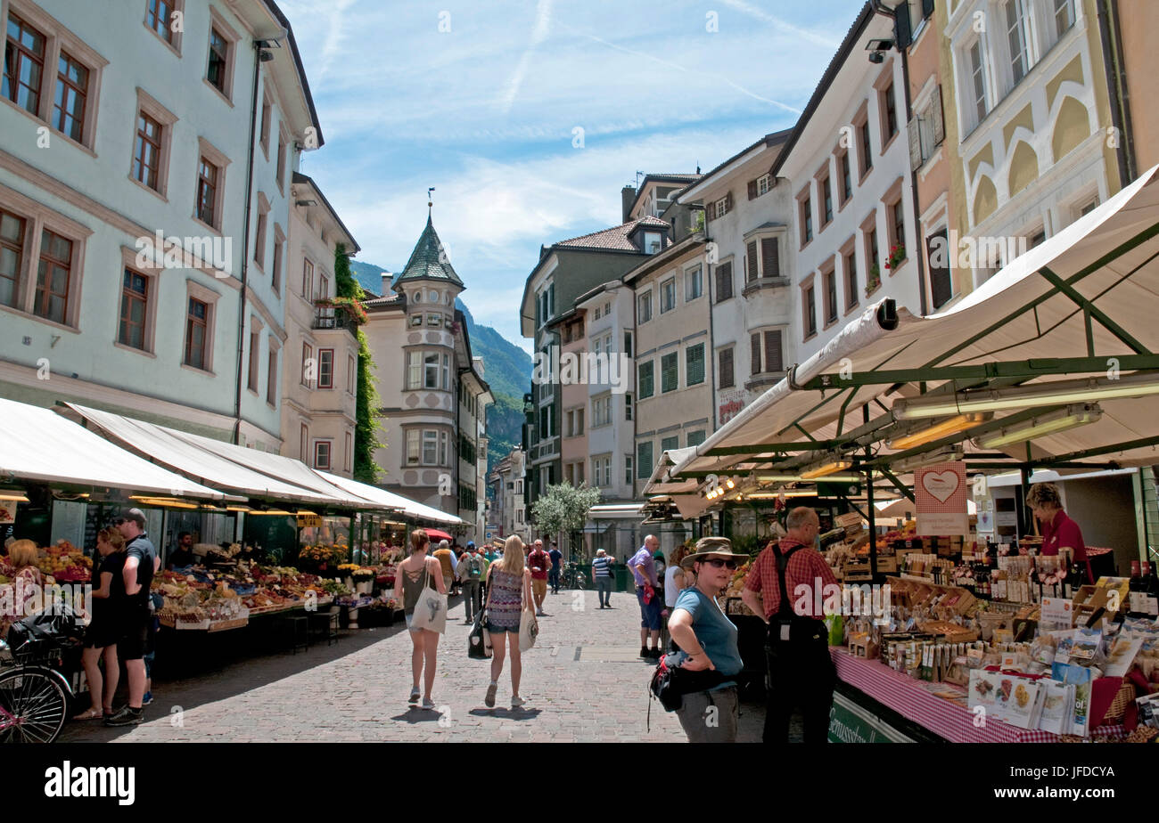 Escena callejera en Bolzano, en el norte de Italia Foto de stock