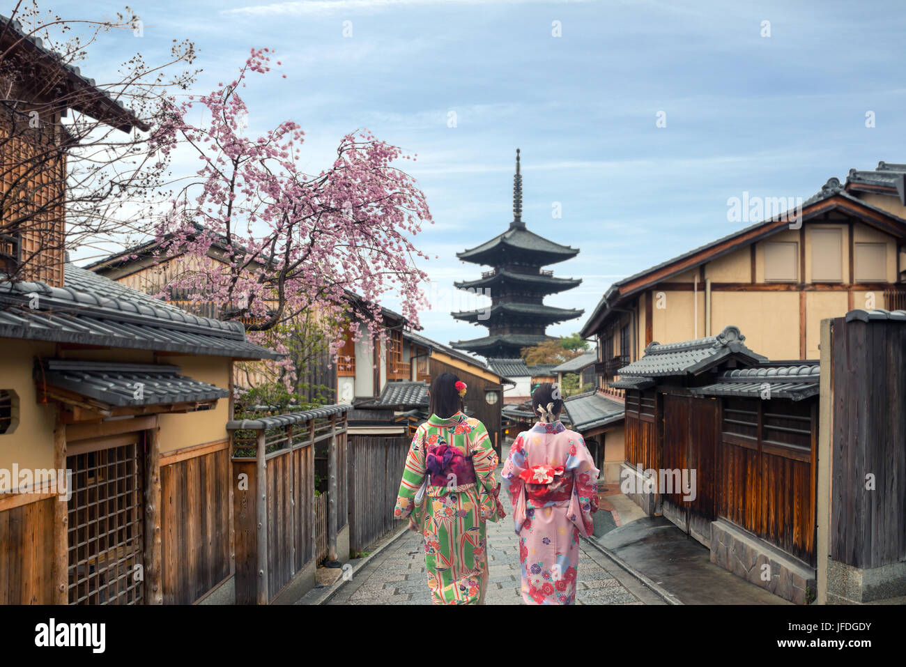 Par de mujeres asiáticas vistiendo kimono tradicional japonés de Yasaka Pagoda y Sannen Zaka Street en Kyoto, Japón Foto de stock