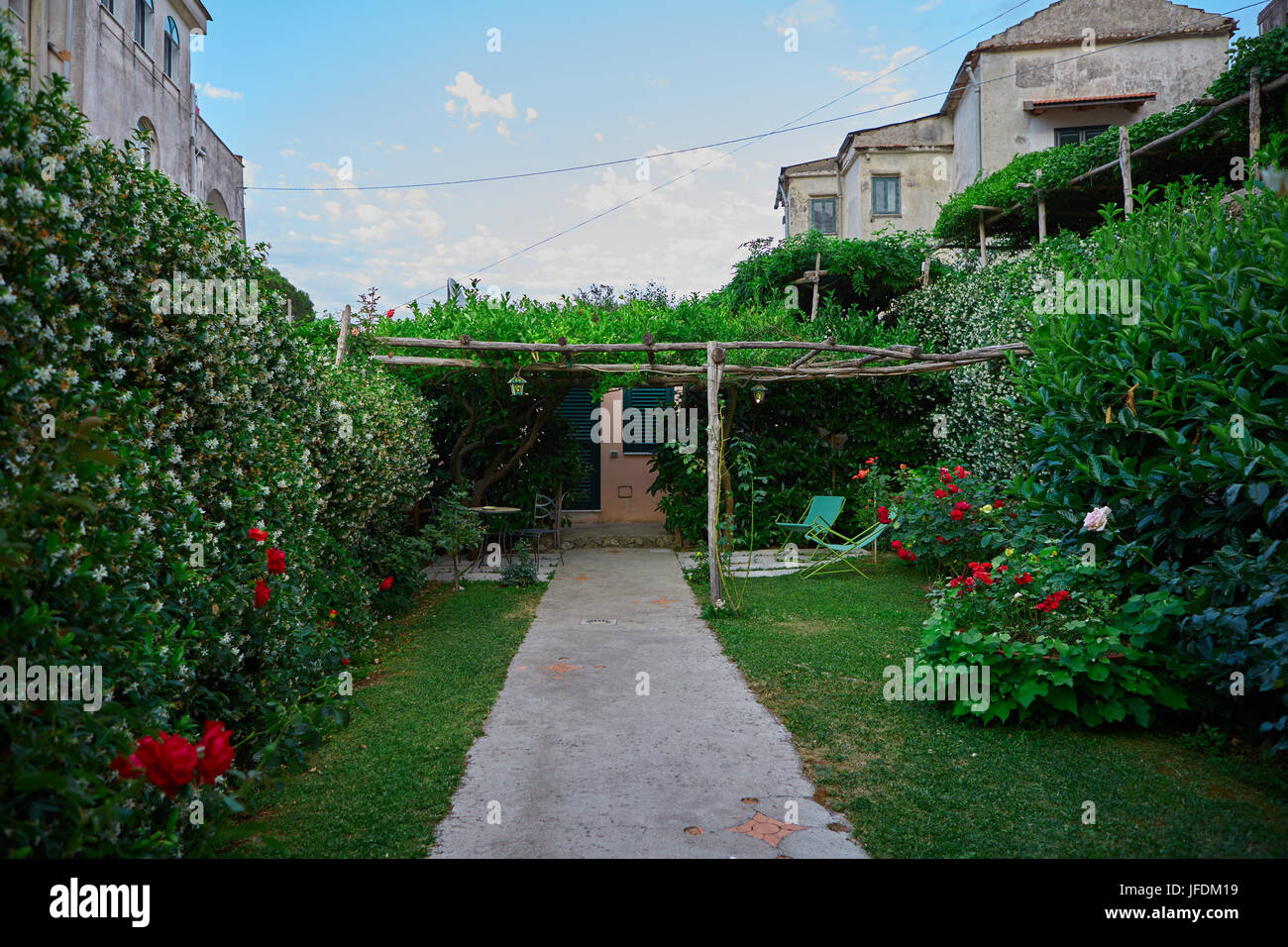 Impresionante lugar de esparcimiento con banqueta y maravilloso panorama,Villa Rufolo, Ravello, costa amalfitana,Italia,Europa Foto de stock