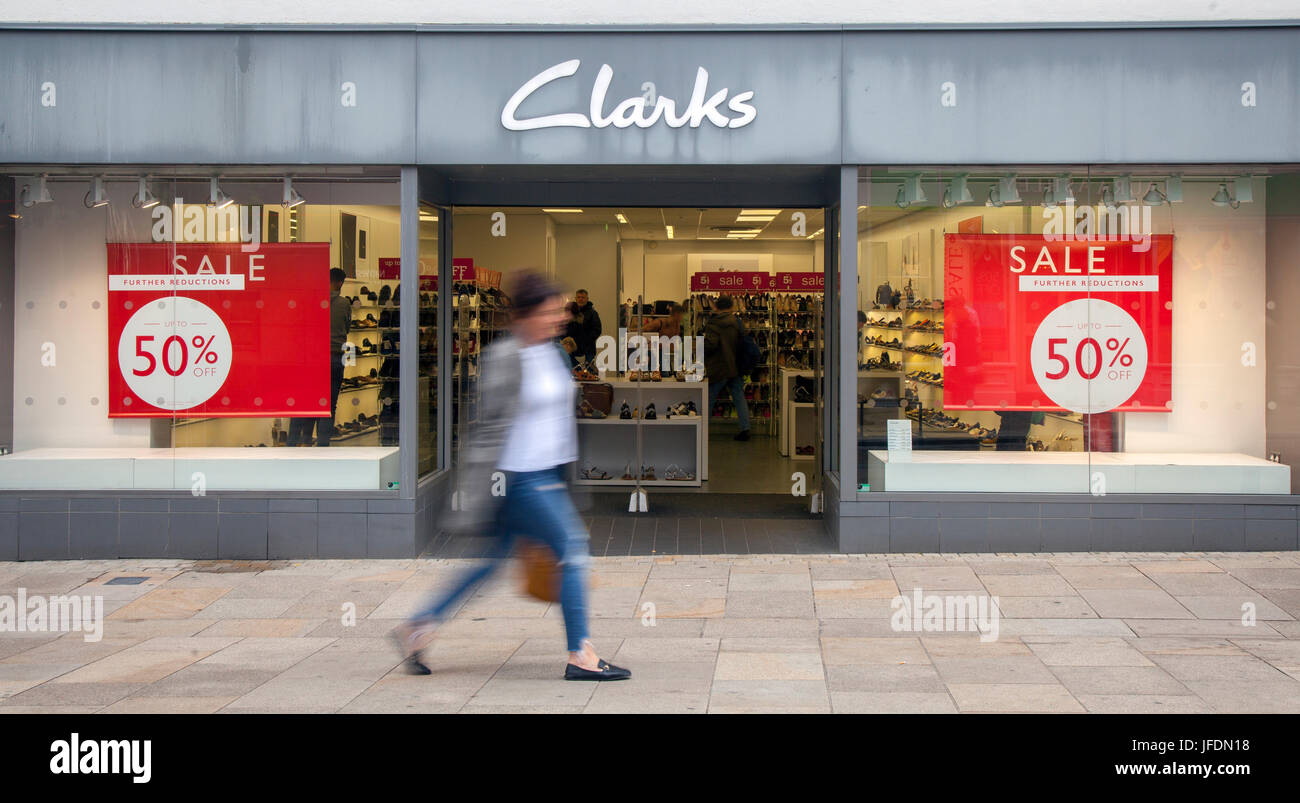 Los compradores pasando tienda de zapatos Clarks, escaparates de verano con  carteles de venta, en Fishergate, Preston, Reino Unido Fotografía de stock  - Alamy