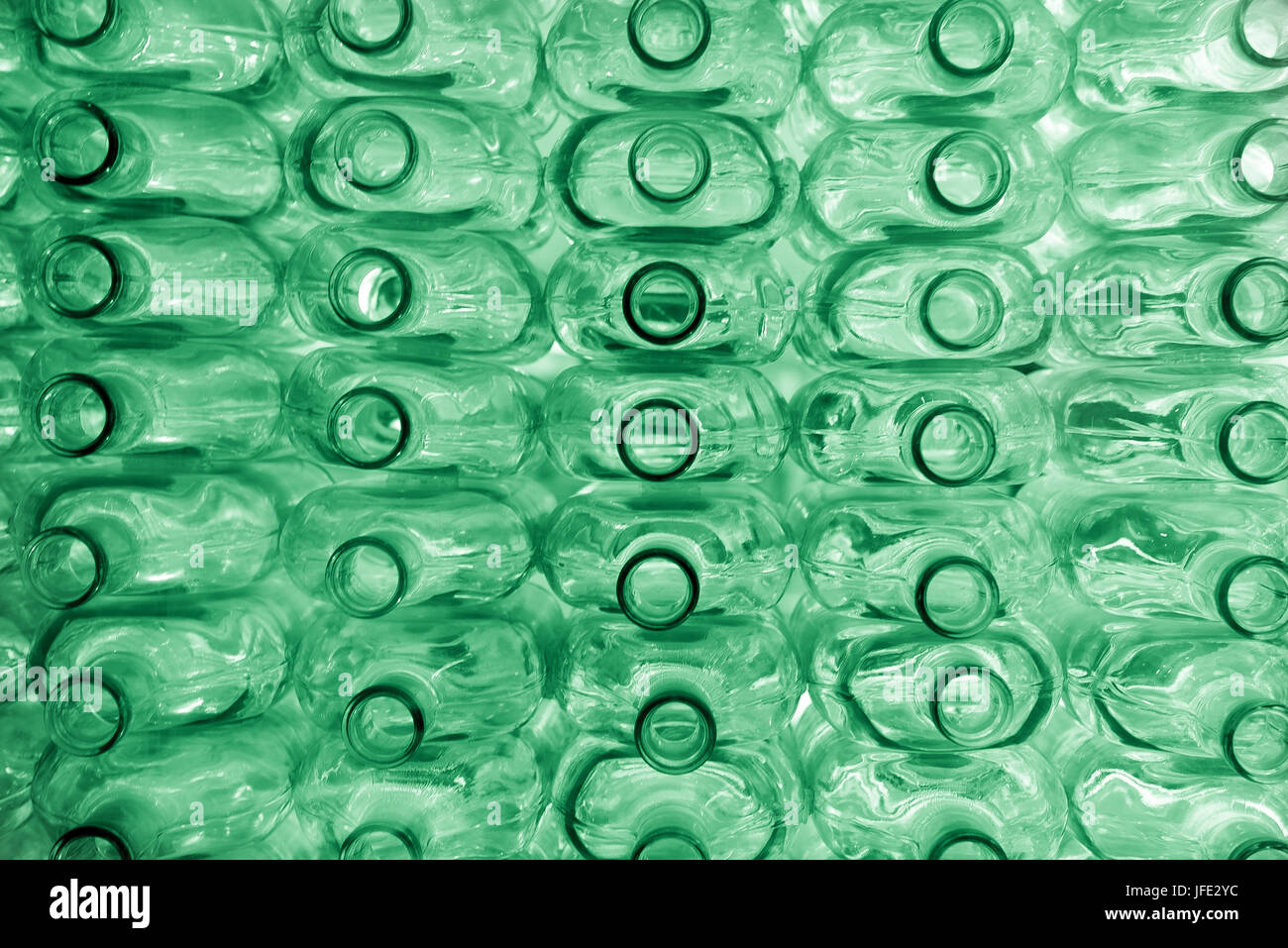 Gran grupo de botellas vacías de vidrio reciclado Foto de stock