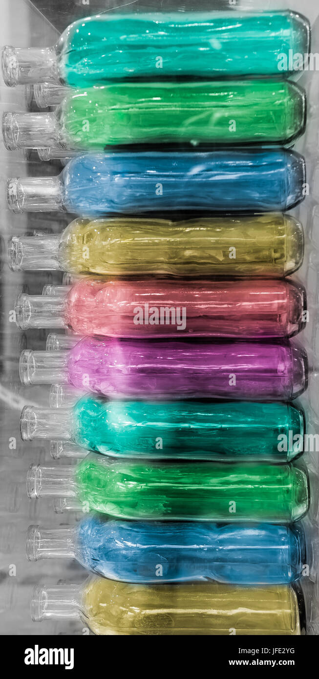Gran grupo de botellas vacías de vidrio reciclado Foto de stock
