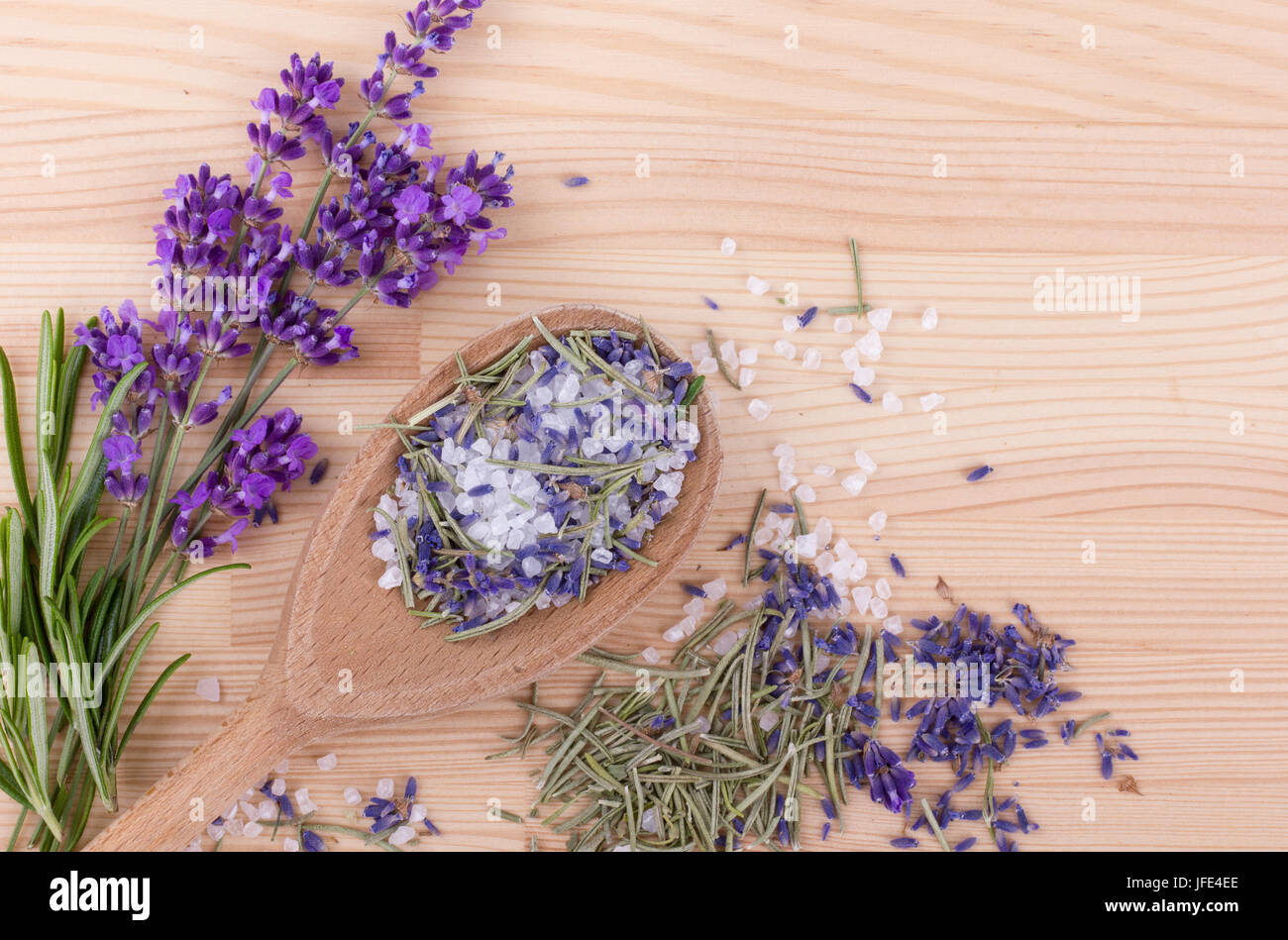 Cuchara con sal de hierbas de romero y lavanda florece Foto de stock