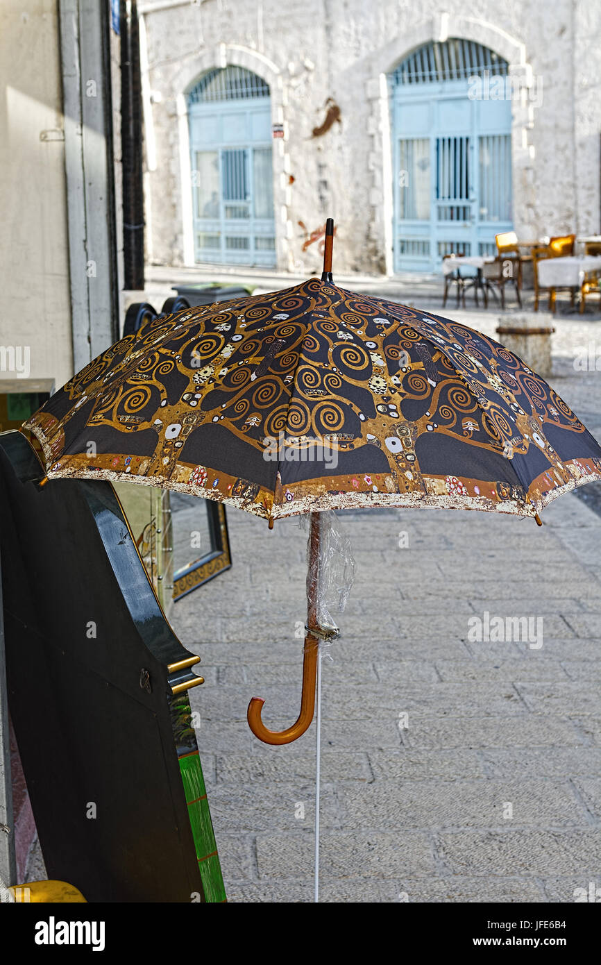 Vintage paraguas en la calle Fotografía stock - Alamy