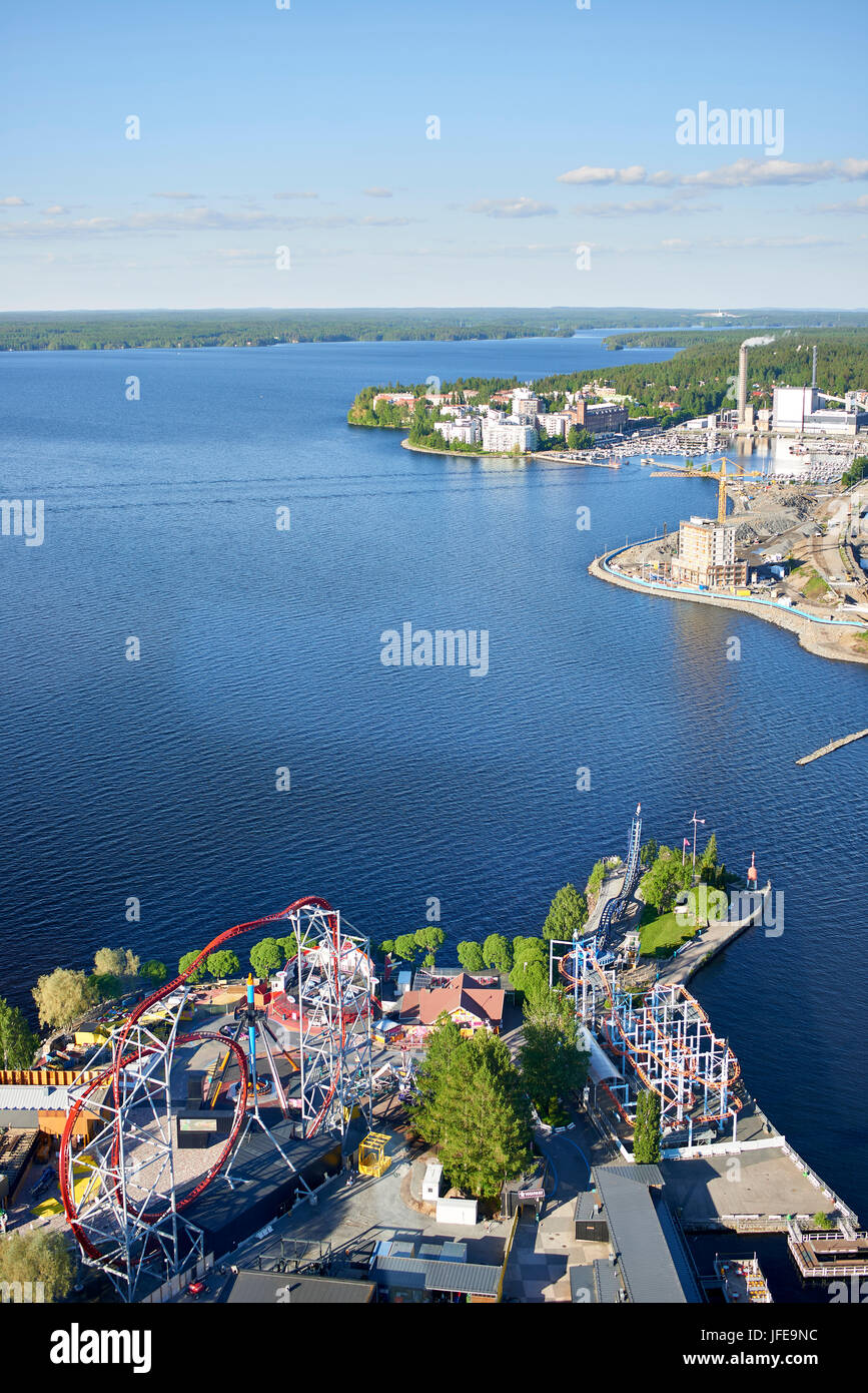 Vista hacia el este desde el restaurante giratorio Nässineula mirando hacia el lago Näsijärvi, Tampere Foto de stock