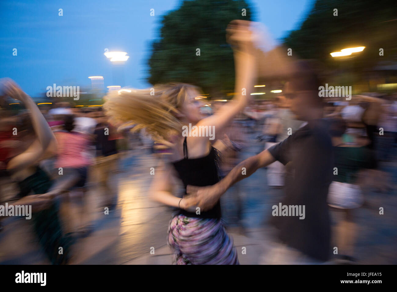 En las noches de verano los parisinos aprender y bailar tango. Foto de stock