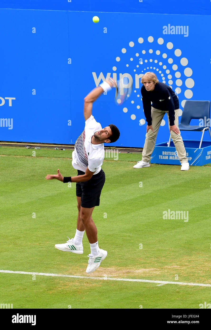 Novak Djokovic de Serbia durante el torneo de tenis Aegon International de Eastbourne en Devonshire Park Eastbourne Sussex Reino Unido . 30 Jun 2017 Foto de stock