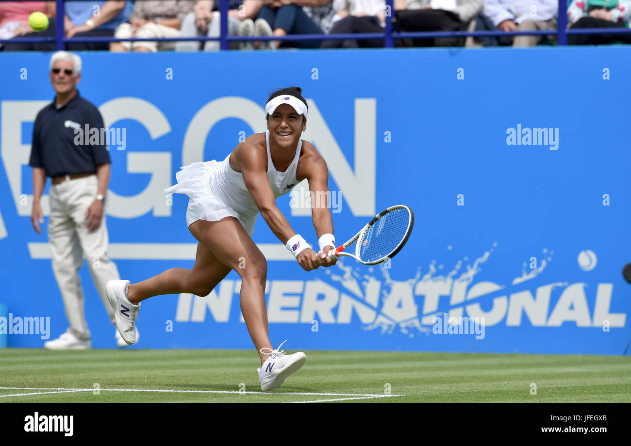 Heather Watson en acción contra Caroline Wozniacki durante el torneo de tenis Aegon International de Eastbourne en Devonshire Park Eastbourne Sussex Reino Unido . 30 Jun 2017 Foto de stock