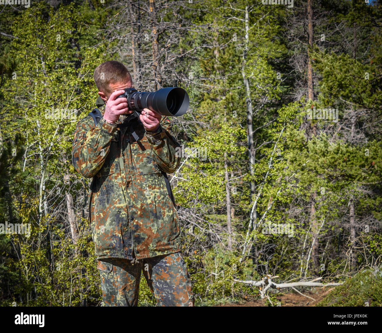 Vida silvestre, naturaleza hombre fotógrafo en traje de camuflaje, tomando  fotografías de disparo Fotografía de stock - Alamy