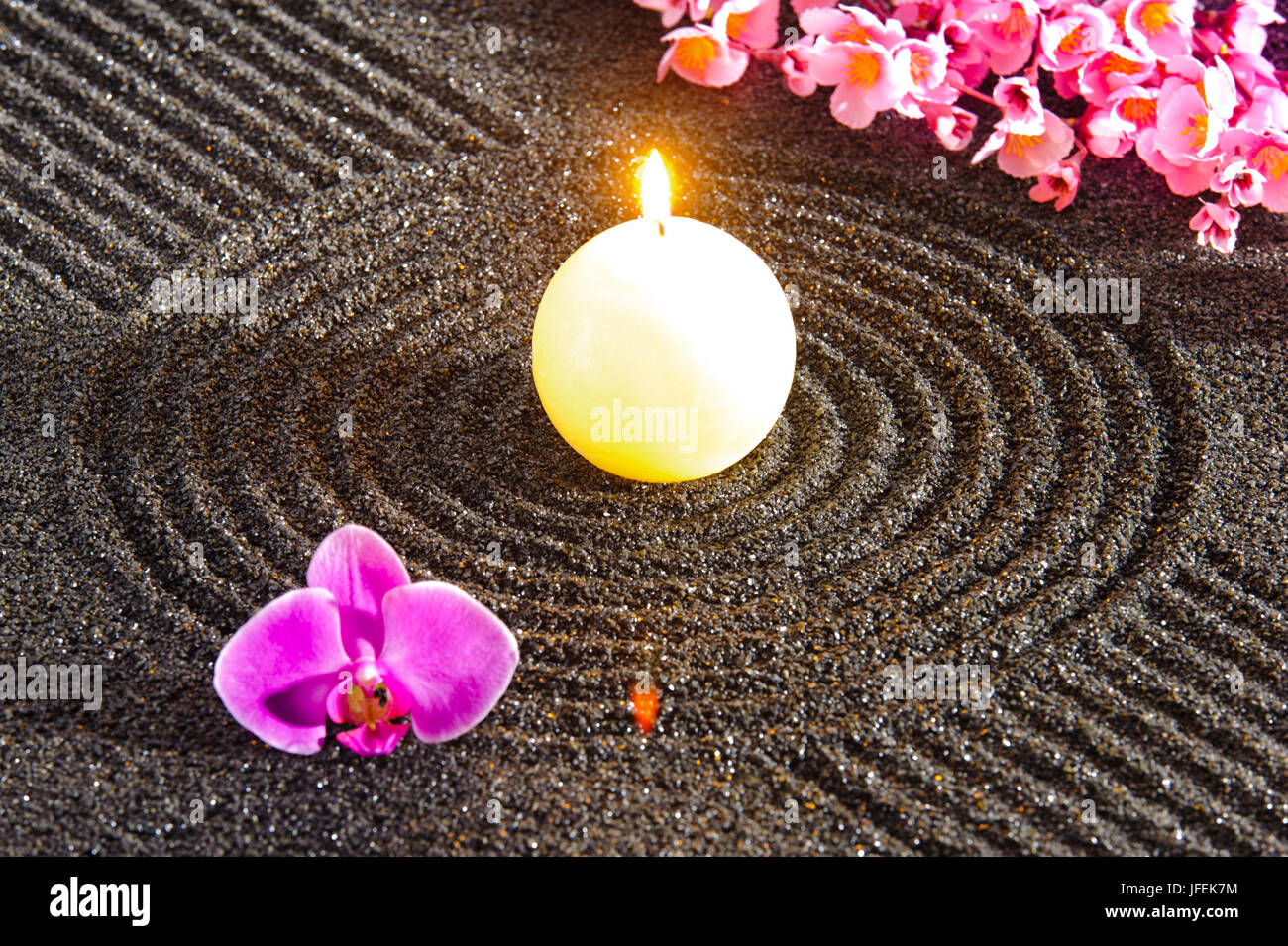 Jardín Zen japonés con velas y flores Fotografía de stock - Alamy