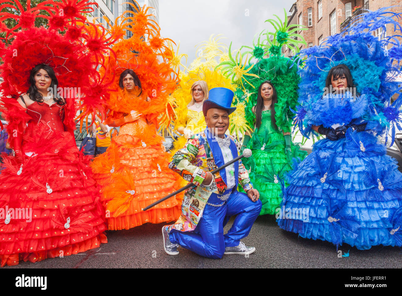 Inglaterra, Londres, el Desfile del Orgullo Gay anual, grupo vestido con orgullo los colores Foto de stock