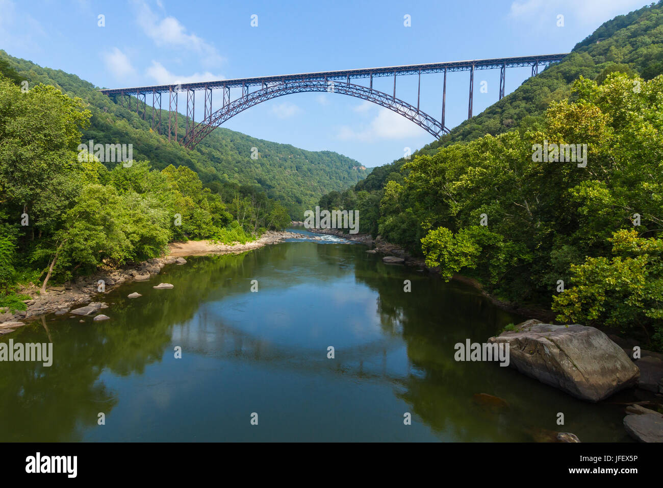 El puente sobre el nuevo River Gorge en West Virginia es el cuarto más largo de acero puente de arco único en el mundo. Foto de stock