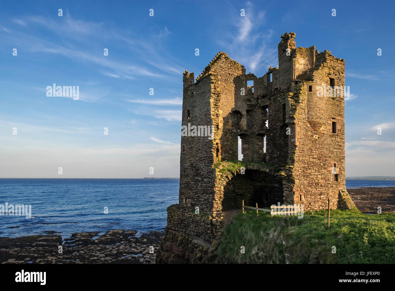 Keiss castillo que domina la bahía de Sinclairs, Caithness, Escocia, Reino Unido Foto de stock