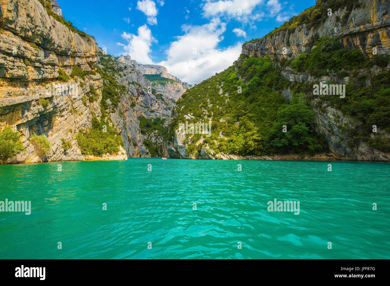 El cañón Verdon descienden hacia el agua azul Foto de stock