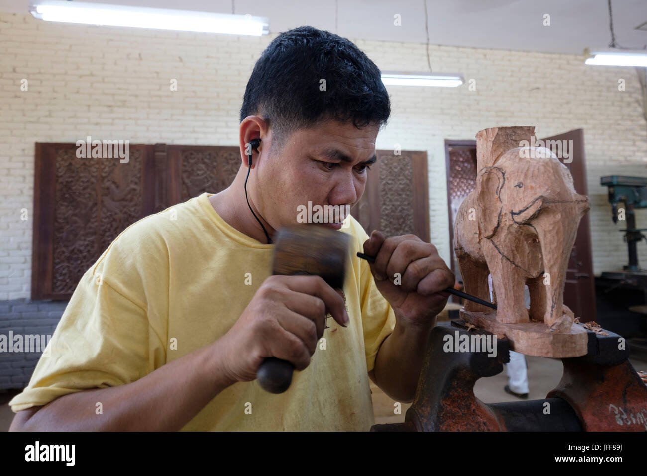 Artesano trabajando en una tradicional pieza de Camboya a los artesanos de Angkor, Siemp Reap, Camboya, Asia Foto de stock
