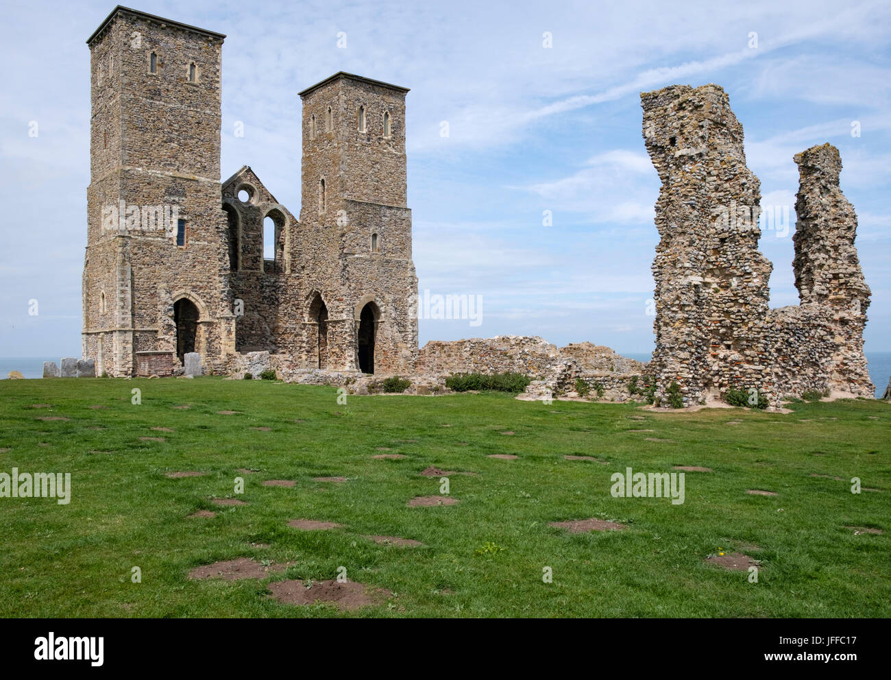 Recuperar las torres de la abadía de Norman y fortaleza romana ruinas en el norte de la costa de Kent Foto de stock