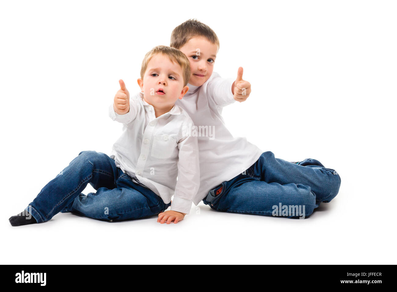 Niños sentados en suelo dando pulgares hacia arriba. Aislado en blanco Fotografía de stock - Alamy