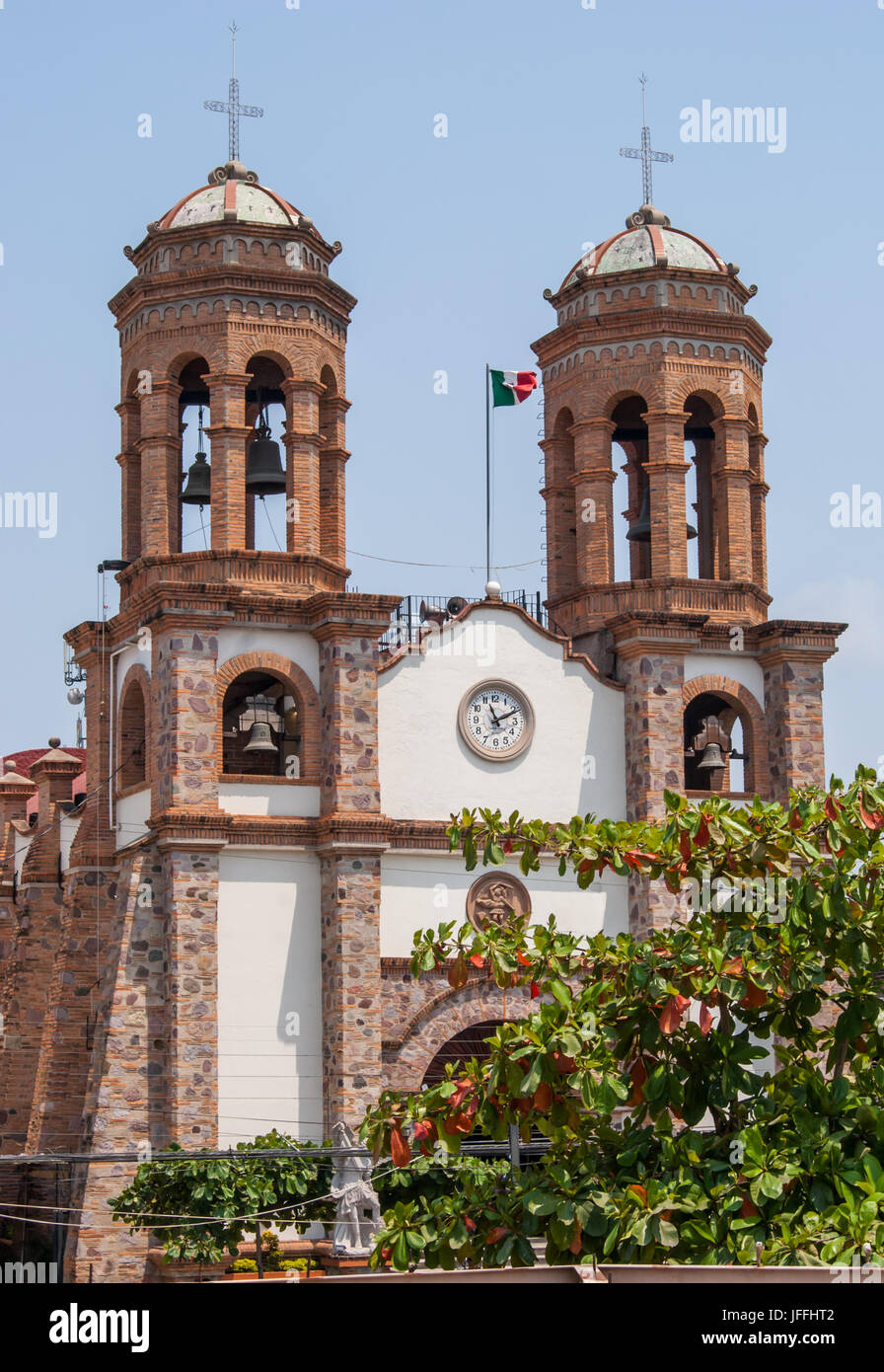 La iglesia de Pitillal. Un buen vistazo a las torres gemelas con campanas y de interesante arquitectura. Foto de stock