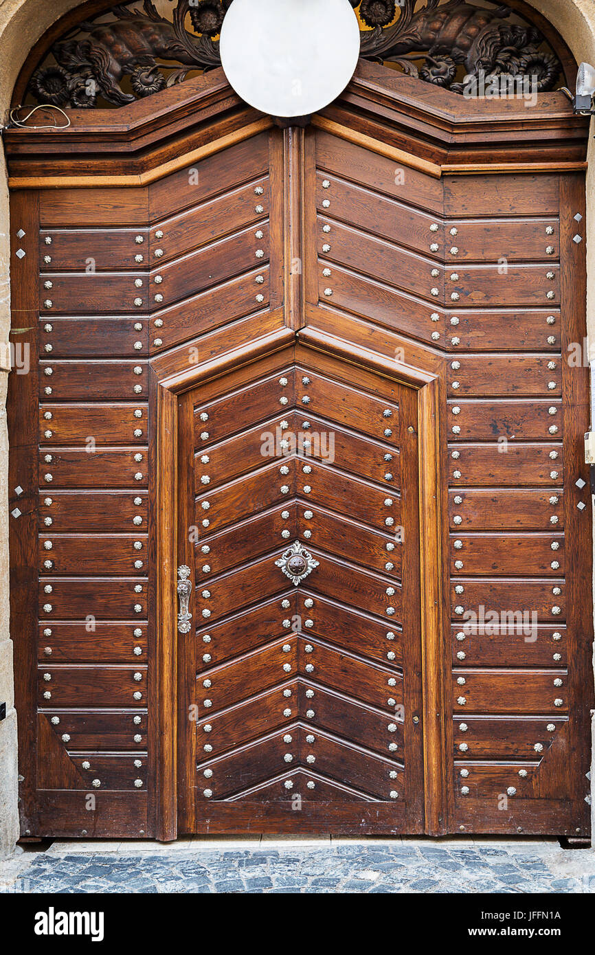 Puertas y puertas de madera antiguas Fotografía de stock - Alamy