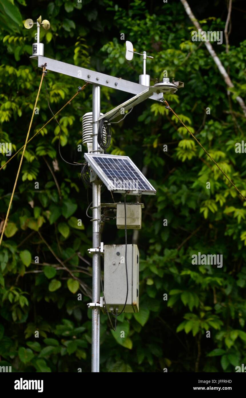 Solar panel weather station fotografías e imágenes de alta