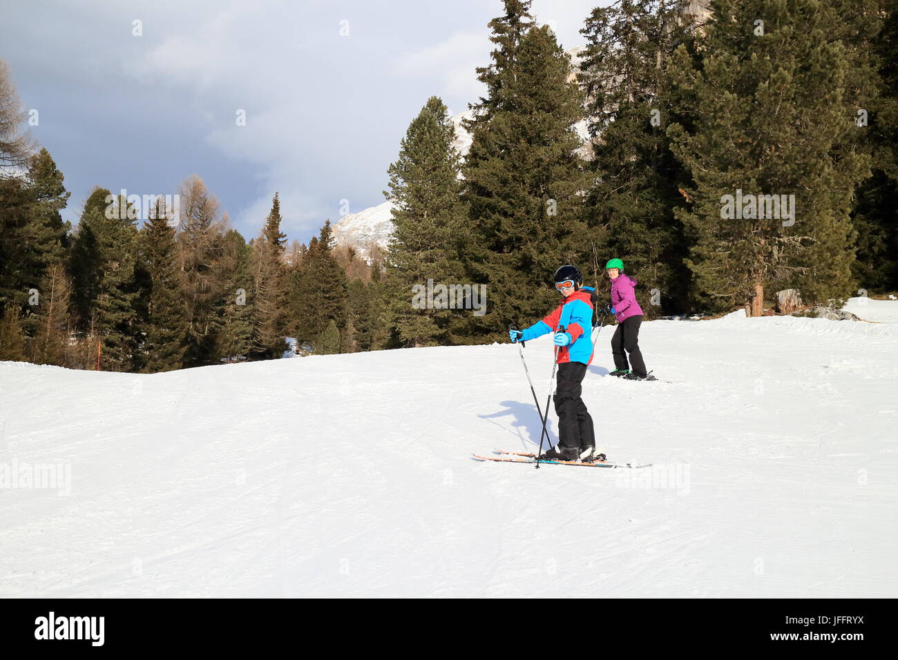 Dos personas de esquí Foto de stock