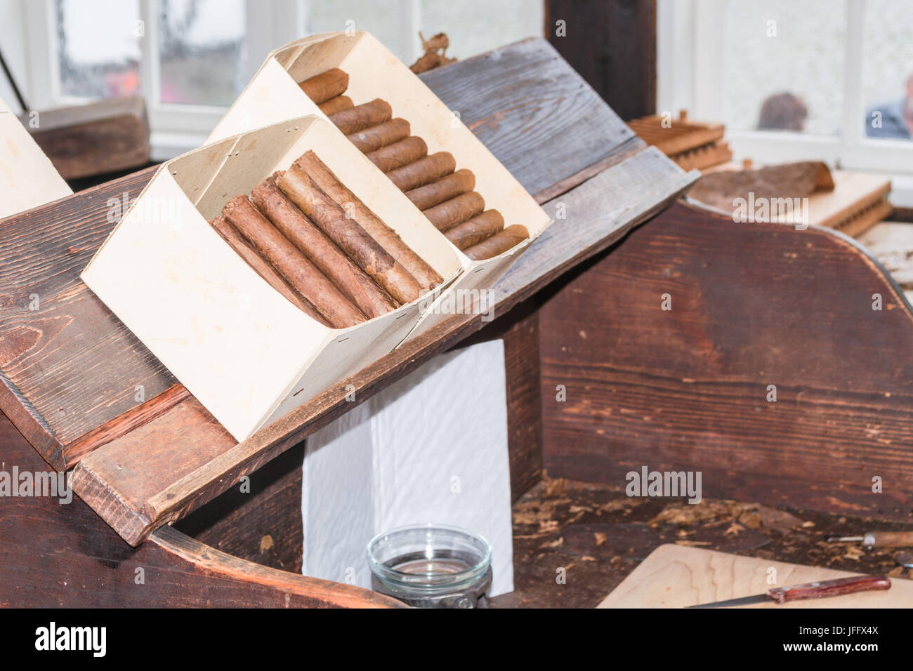 Fabricación tradicional de cigarros Foto de stock
