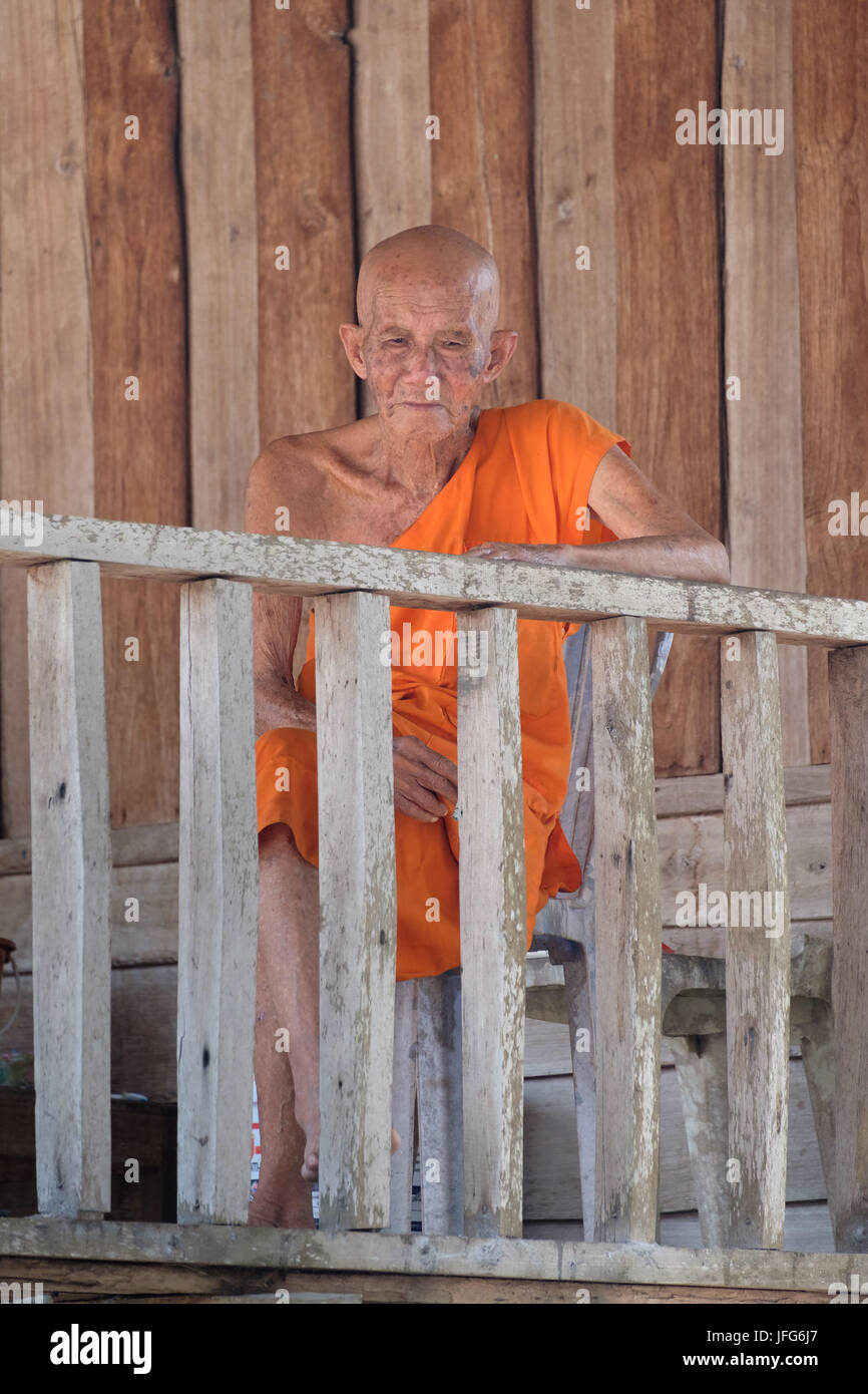 Viejo monje budista vistiendo túnica vestidos de naranja Foto de stock