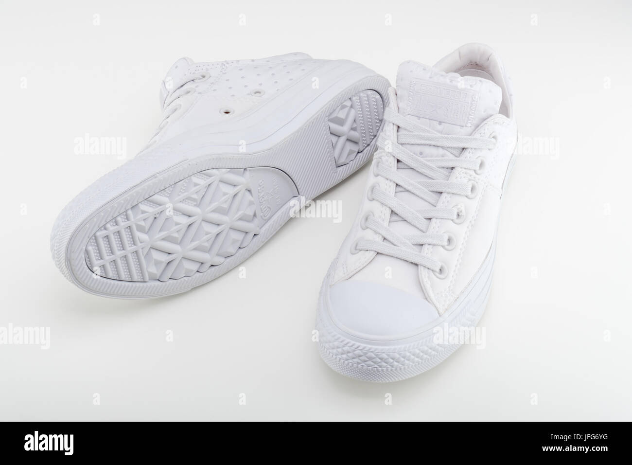 Par de blanco Converse Chuck Taylor All Star shoes Fotografía de stock -  Alamy