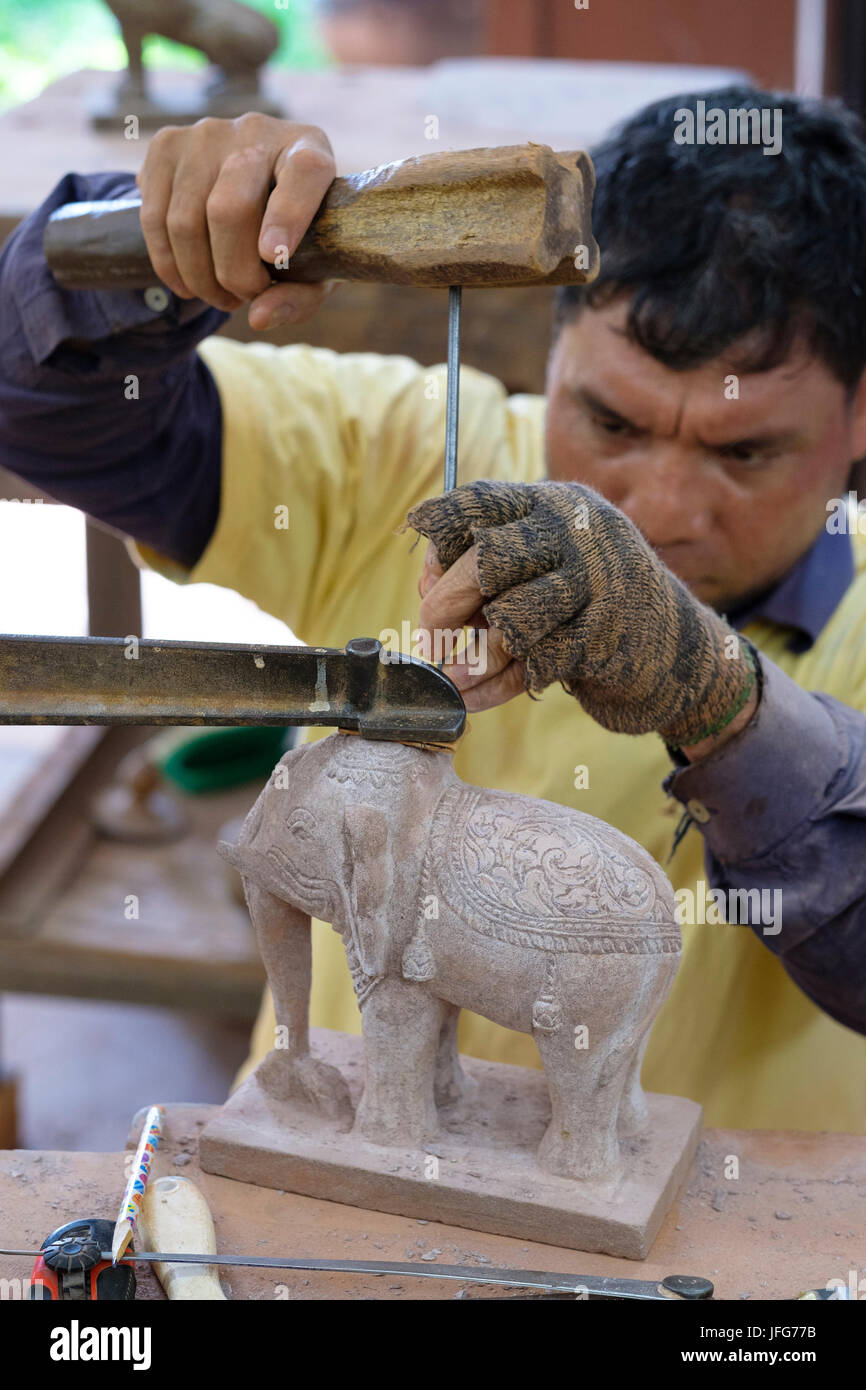 Artesano trabajando en una tradicional pieza de Camboya a los artesanos de Angkor, Siemp Reap, Camboya, Asia Foto de stock